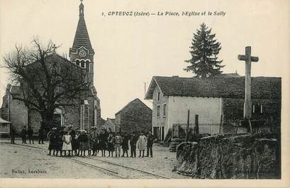 CPA FRANCE 38 " Optevoz, La place, l'église et le Sully"