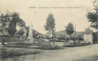 CPA FRANCE 38 " Crémieu, Le monument aux morts, le groupe scolaire et le château delphinal"