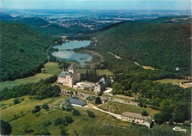 CPA FRANCE 38 " Crémieu, L'étang de Ry et le Château St Julien"