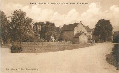 CPA FRANCE 38 " Parmilieu, La nouvelle avenue et la place de la Mairie"