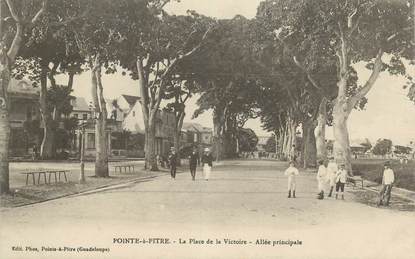 CPA GUADELOUPE "Pointe à Pitre, Place de la Victoire, allée principale"