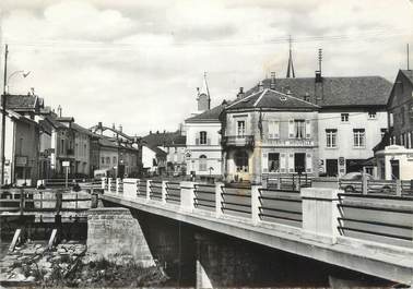 CPSM FRANCE 88 "Granges sur Vologne, Le pont sur la Vologne, la grande rue"