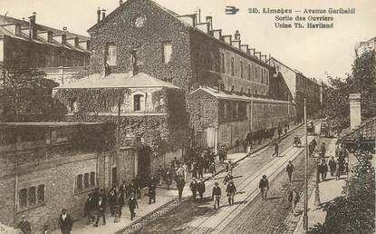 CPA FRANCE 87 " Limoges, Avenue de Garibaldi, sortie des ouvriers de l'Usine Haviland"