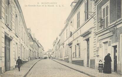 CPA FRANCE 91 " Montlhéry, La grande rue et la Mairie"
