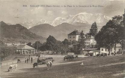 CPA FRANCE 74 " Sallanches, La place de la Grenette et le Mont Blanc"