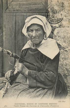 CPA FRANCE 29 "Vieille femme des environs de Chateaulin" / CMCB / FOLKLORE