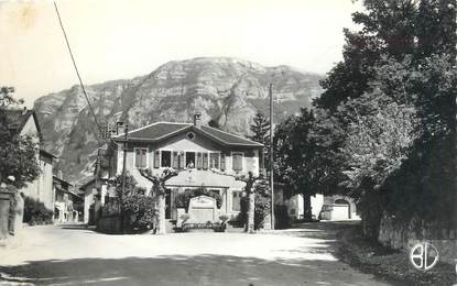 CPSM FRANCE 74 " Collonges sous Salève, Le Monument aux morts et le Salève"