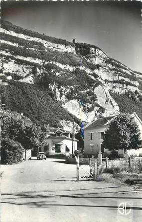 CPSM FRANCE 74 " Le Pas de l'Echelle, Vue sur le Salève et la gare supérieure"