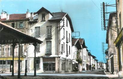 CPSM FRANCE 38 " St Etienne de St Geoirs, Les halles et la Grande rue"