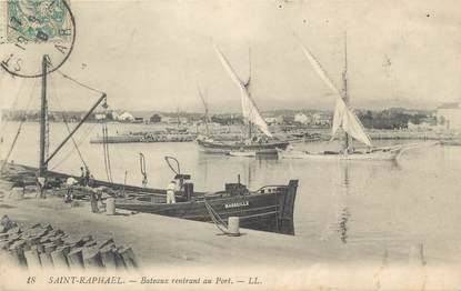 CPA FRANCE 83 " St Raphaël , Bâteaux rentrant au port"