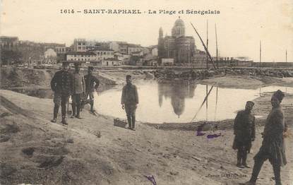 CPA FRANCE 83 " St Raphaël, La plage et Sénégalais"