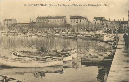 CPA FRANCE 83 " St Raphaël, La plage des pêcheurs et le débarcadère"