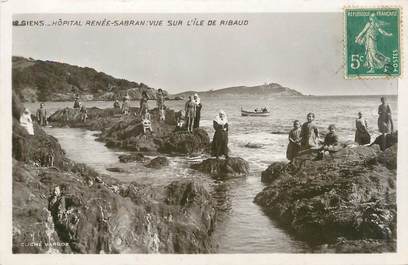 CPA FRANCE 83 " Giens, l'Hôpital Renée Sabran, vue sur l'Ile de Ribaud"