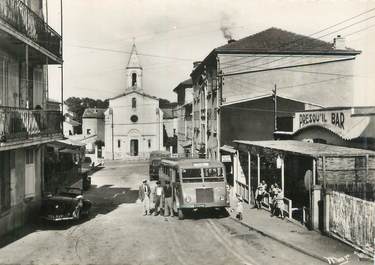 CPSM FRANCE 83 " Giens, Arrivée du car Place du Village"