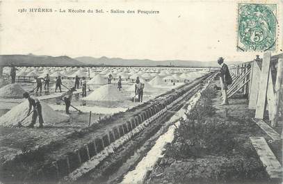 CPA FRANCE 83 "Hyères , La récole du sel aux Salins des Pesquiers"