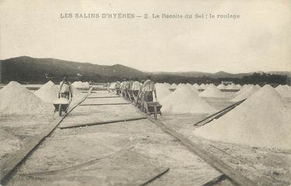 CPA FRANCE 83 "Hyères , La récolte du sel aux salins, le roulage"