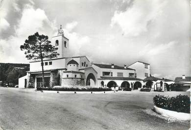 CPSM FRANCE 83 " Les Calanques des Issambres, La place et l'église"