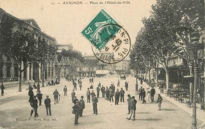 CPA FRANCE 84 " Avignon, La Place de l'Hôtel de Ville"