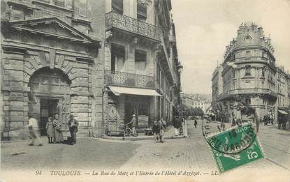 CPA FRANCE 31 " Toulouse, La rue de Metz et l'entrée de l'Hôtel d'Azzézat'