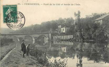 CPA FRANCE 24 " Périgueux, Pont de la Cité et Bords de l'Isle"