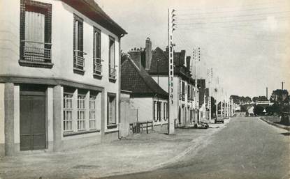 CPSM FRANCE 80 "Longpré les Corps Saints, Avenue de la gare"