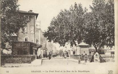 CPA FRANCE 84 " Orange, Le Pont Neuf et la Rue de la République"