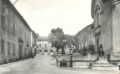 CPSM FRANCE 84 " Sérignan du Comtat, La place et le Monument JH Fabre"