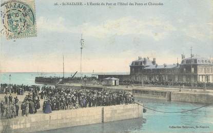 CPA FRANCE 44 " St Nazaire, L'entrée du port et l'Hôtel des Ponts et Chaussées"