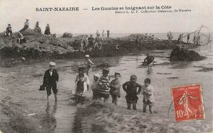 CPA FRANCE 44 " St Nazaire, Gamins se baignant"