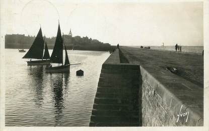 CPA FRANCE 29 " Roscoff, Promenade du Môle"