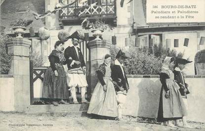 CPA FRANCE 44 " Bourg de Batz, Paludiers et Paludières se rendant à la fête" / FOLKLORE