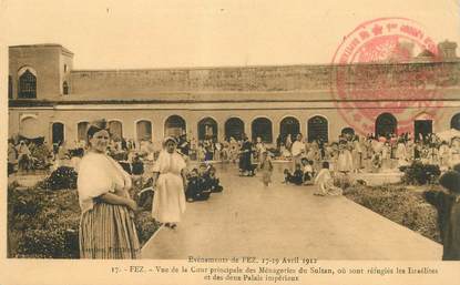 CPA MAROC "Fez, 1912, Israélites réfugiés dans la cour principale des Ménageries du Sultan"