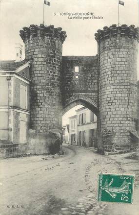 CPA FRANCE 17 " Tonnay Boutonne, La vieille porte féodale"