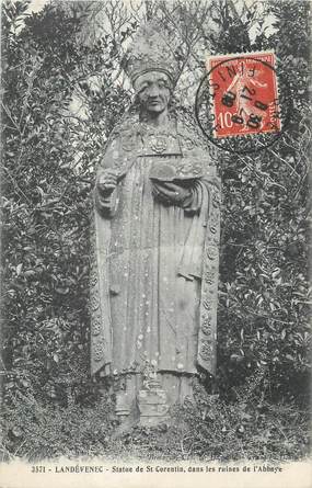 CPA FRANCE 29 " Landévennec, Statue de St Corentin dans les ruines de l'Abbaye"