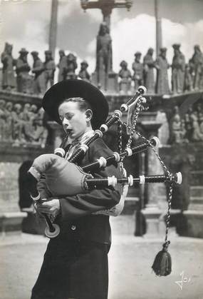 CPSM FRANCE 29 " Plougastel - Daoulas, Un sonneur de biniou" / FOLKLORE