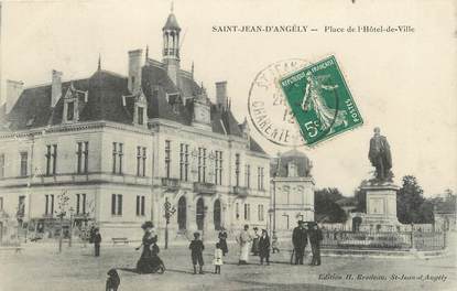 CPA FRANCE 17 " St Jean d'Angély, Place de l'Hôtel de Ville"