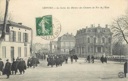 CPA FRANCE 17" Saintes, La sortie des ateliers des chemins de fer de l'Etat"