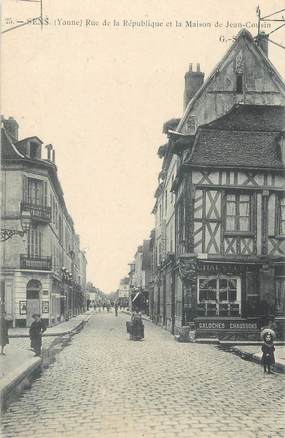 CPA FRANCE 89 " Sens, Rue de la République et Maison de Jean Cousin"