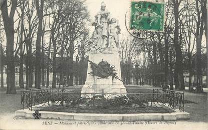 CPA FRANCE 89 " Sens, Le monument patriotique Boulevard du Jeu de Paume"