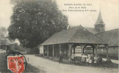 CPA FRANCE 76 "Mesnil - Raoul, Place de la Halle et le gros tilleul"