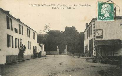 CPA FRANCE 85 "L'Aiguillon sur Vie, La grande rue et l'entrée du château"