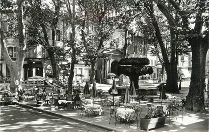 CPSM FRANCE 13 " Salon de Provence, La Fontaine Moussue et la Place Crousillat"