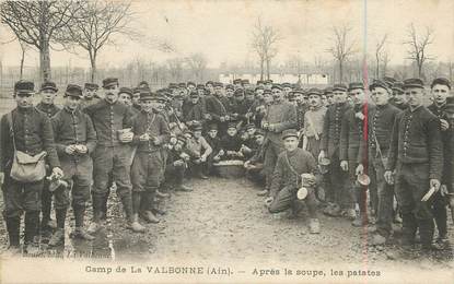 / CPA FRANCE 01 "Camp de la Valbonne, après la soupe, les patates"