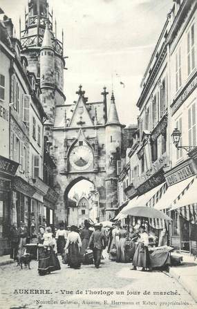 CPA FRANCE 89 " Auxerre, Vue de l'horloge un jour de marché"