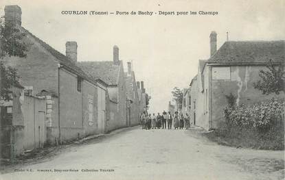 CPA FRANCE 89 " Courlon, Poste de Bachy, Départ pour les champs"