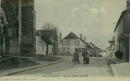 CPA FRANCE 89 " Neuvy Sautour, La Rue de l'Hôtel de Ville"