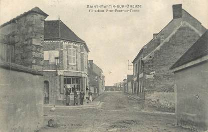 CPA FRANCE 89 " St Martin sur Oreuse, Carrefour Sens Pont sur Yonne"