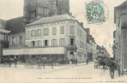 CPA FRANCE 89 " Sens, Café de l'Hôtel de Ville rue de la République"