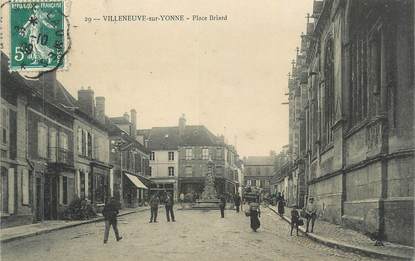CPA FRANCE 89 " Villeneuve sur Yonne, Place Briard"