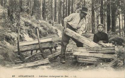 CPA FRANCE 88 "Gérardmer, Un Schlitteur déchargeant du bois"